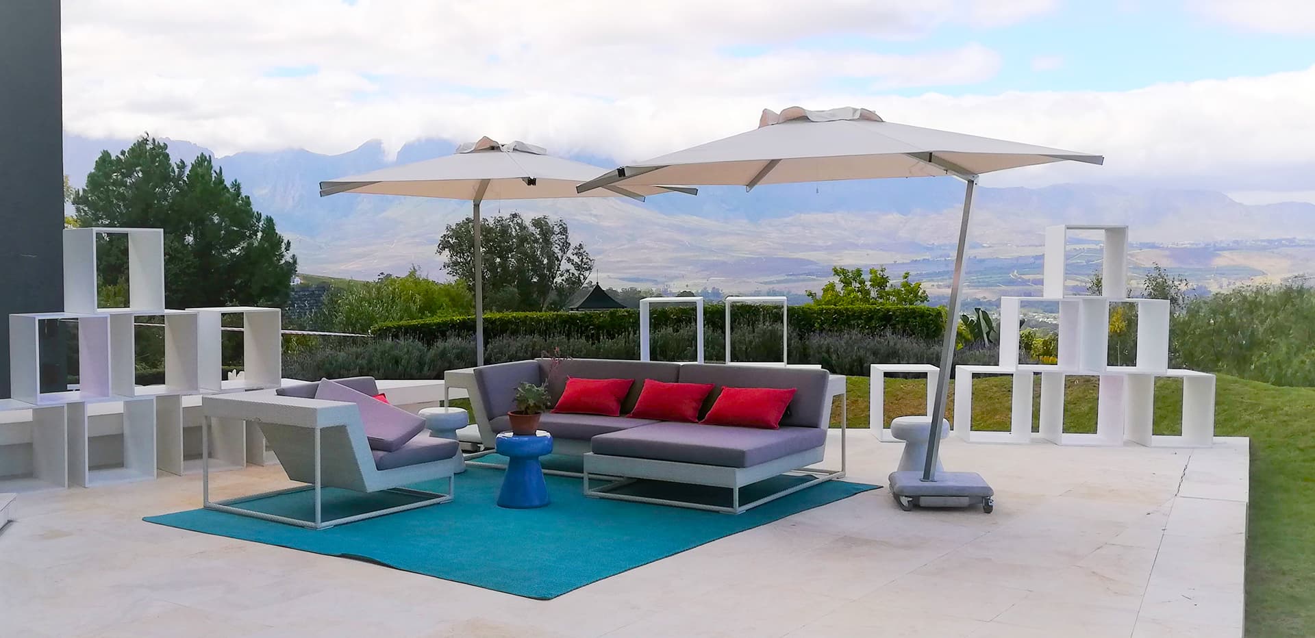 Luxury outdoor patio with premium Parashade cantilever umbrellas